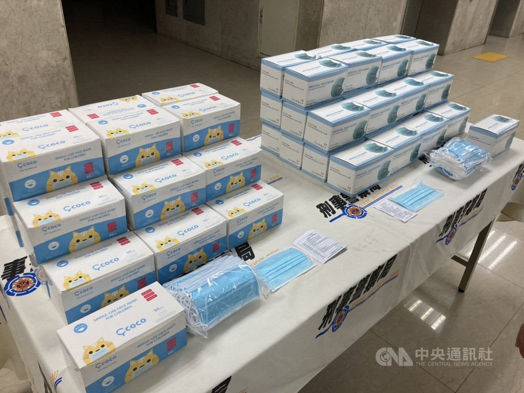 刑事局16日宣布破獲中國製偽標MIT口罩案,51歲蘇姓女子曾代理中國涼茶品牌「王老吉」,涉嫌從中國進口印有偽冒MIT鋼印的口罩,警方查扣兒童與成人口罩共20萬片,刑事局訊後將蘇女移送新北地檢署偵辦。中央社記者劉建邦攝 109年9月16日