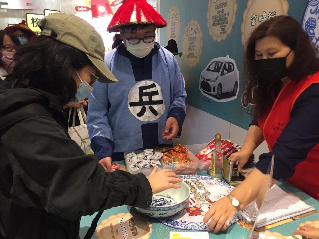 金門縣政府16日說,2020金門中秋博狀元餅系列活動自1日展開以來,機場每天都有博餅,遊客爭相體驗試手氣,而活動重頭戲「鄉鎮博餅賽」19日將在五鄉鎮同步登場。中央社記者黃慧敏攝 109年9月16日