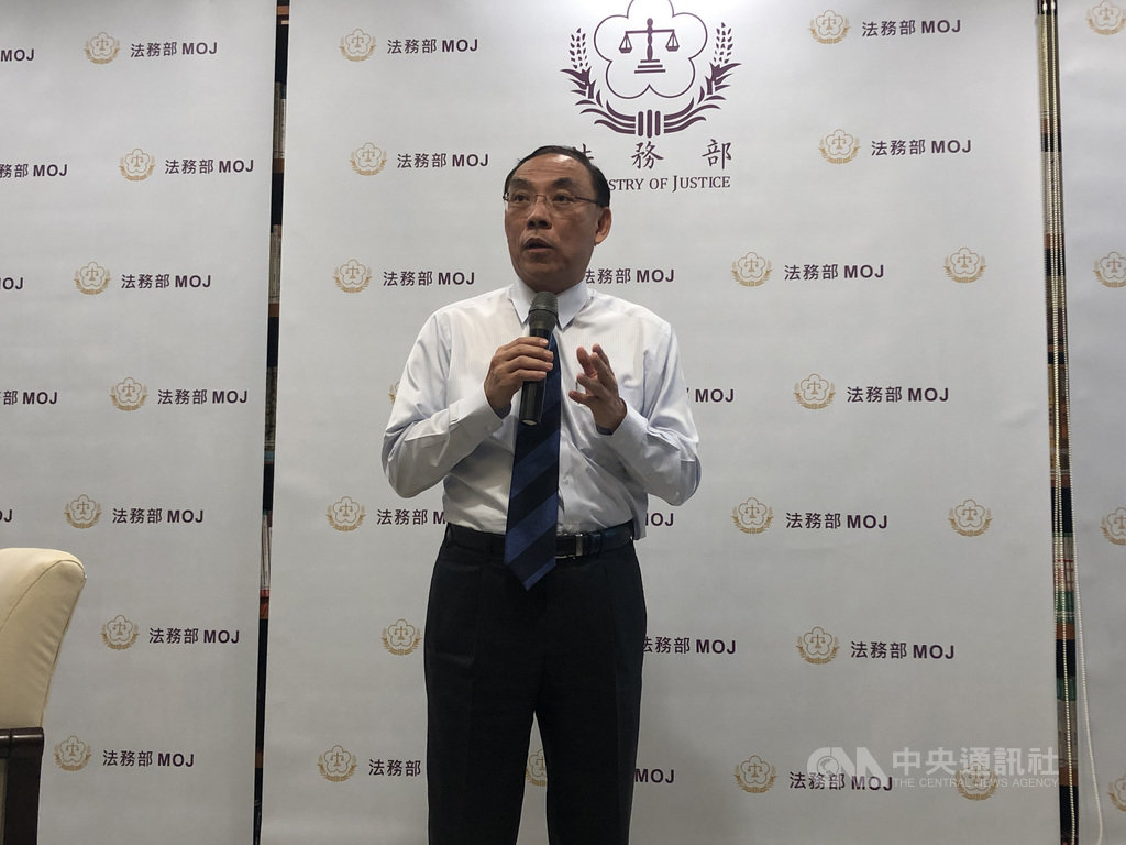 法務部長蔡清祥16日表示,科技偵查法對象是刑事涉犯重罪者,並非政治偵防或蒐集人民資訊,最重要的一個觀念,現在是21世紀,犯罪集團用最先進的科技設備從事犯罪,執法人員怎能還用古老的20世紀偵查方法,這已不符人民期待。中央社記者劉世怡攝 109年9月16日
