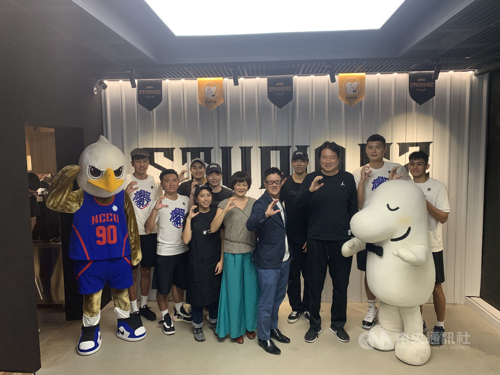 政大雄鷹男籃16日宣布與連鎖咖啡店cama攜手合作,除打造聯名新店外,未來也將提供球員學習第二專長的機會。中央社記者龍柏安攝 109年9月16日