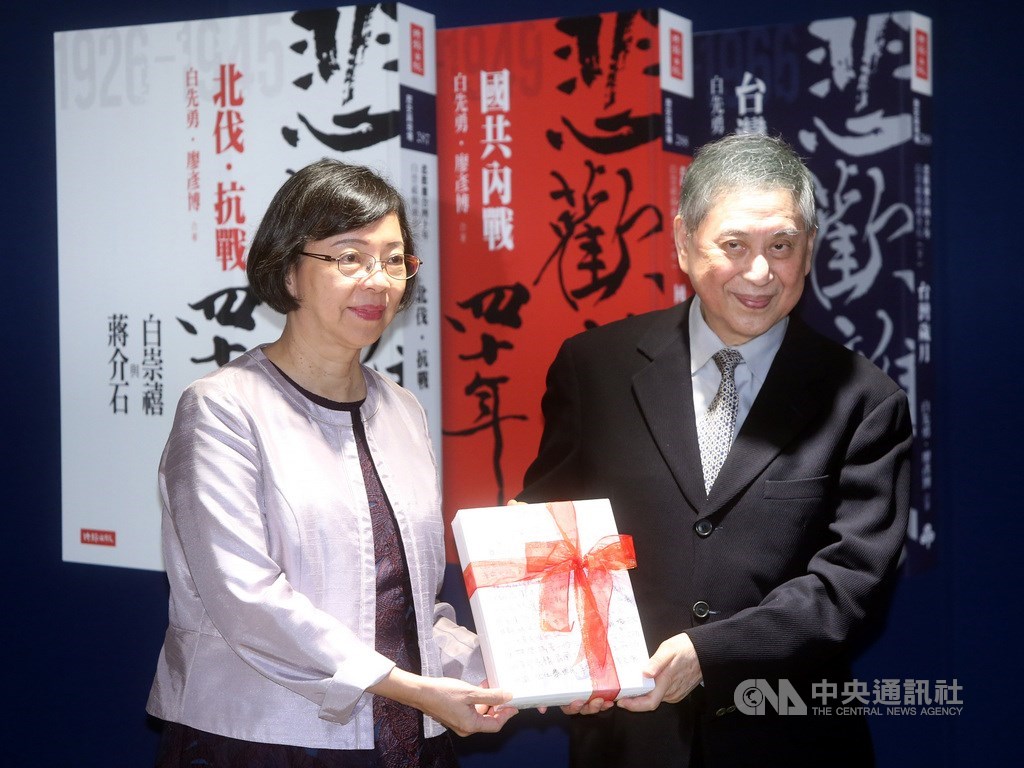 「悲歡離合四十年:白崇禧與蔣介石(下)台灣歲月」新書發表會15日在國家圖書館舉行,作家白先勇(右)並捐贈483頁手稿給國家圖書館,由館長曾淑賢(左)代表接受。中央社記者鄭傑文攝 109年9月15日