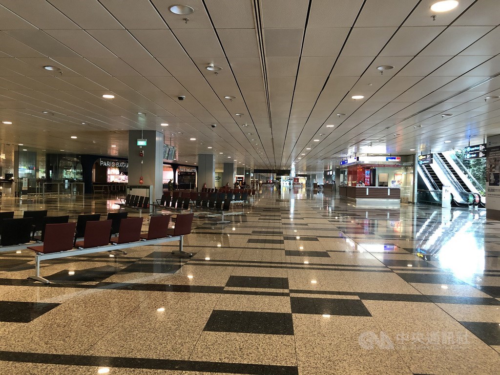 疫情衝擊全球航空業,新加坡樟宜機場以往的入境人潮不復見。中央社記者侯姿瑩新加坡攝 109年9月7日