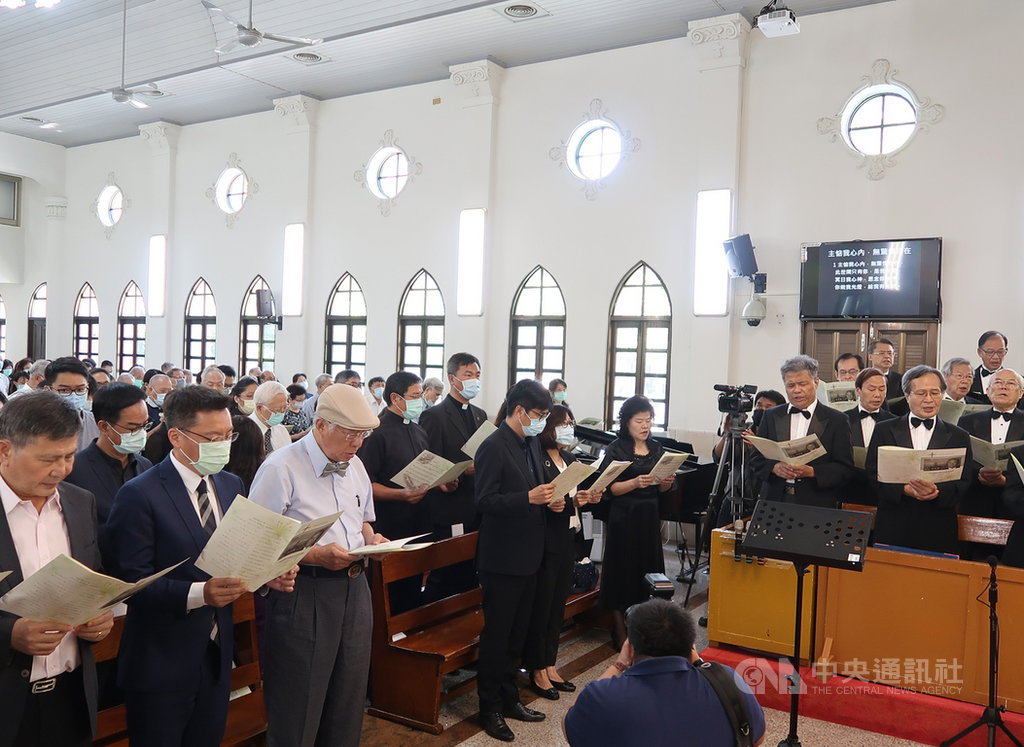由民間發起在高雄市舉辦的前總統李登輝追思禮拜,16日在鹽埕基督長老教會舉行,與會者以一首「阿輝伯」合唱開啟追思儀式,感念李登輝對台灣的民主貢獻。中央社記者王淑芬攝 109年9月16日