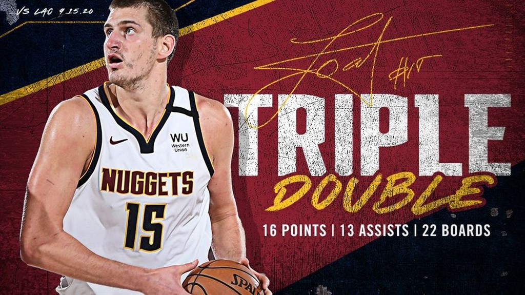 NBA丹佛金塊約基奇16日繳出16分、22籃板、13助攻,為史上首位在搶七大戰,至少抓下20籃板且完成大三元的球員。(圖取自twitter.com/nuggets)