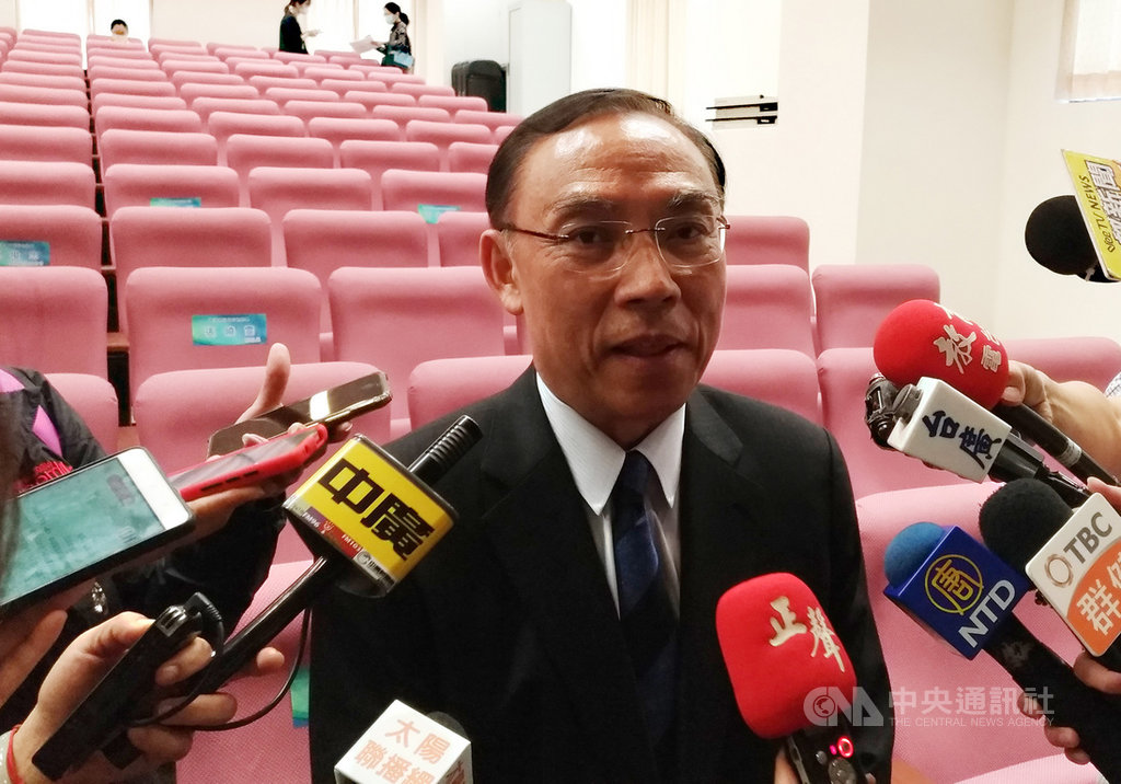 法務部長蔡清祥(中)16日到台中出席活動,受訪時針對中市政風處長派任風波表示,政風人員是依法令由法務部核定、廉政署派任,在法務部宣誓就職,過去都是這樣,所有單位都是如此,台中市長盧秀燕可能有些誤會,會進一步溝通,盼此事早日落幕。中央社記者蘇木春攝 109年9月16日