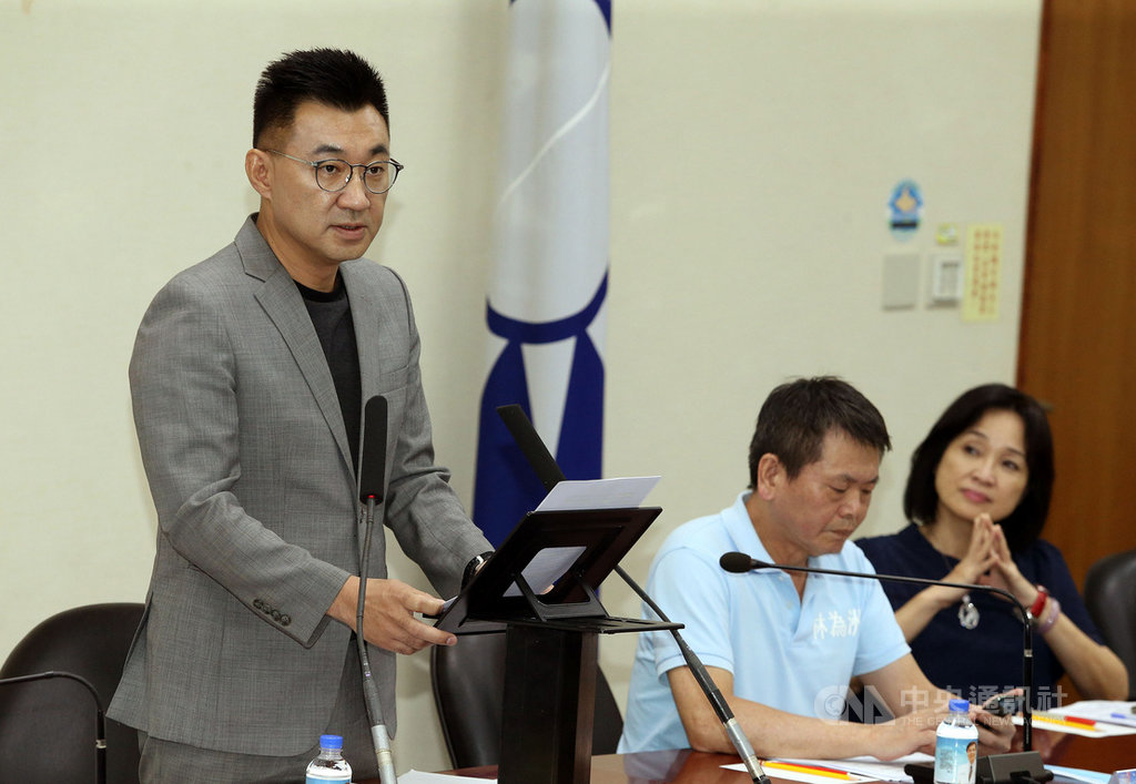 為反對含萊克多巴胺美豬進口,國民黨主席江啟臣(左)16日表示,國民黨將堅持維護人民食安,要求國會審查機制,支持立法院黨團提出的「總統國情咨文」、「行政院長道歉」、「農委會主委下台」等3大訴求。圖右2為國民黨立院黨團總召林為洲、右為黨副秘書長柯志恩。中央社記者郭日曉攝 109年9月16日