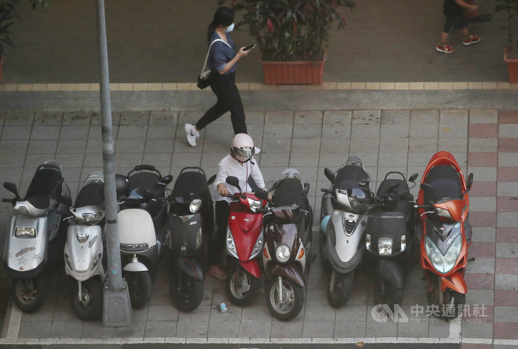內政部日前預告人行道上不設置機車停車格,交通部長林佳龍16日受訪表示,人行道要讓行人能安全行走,至於機車停車問題,將朝增設停車場及戶外停車格等方向來努力。圖為目前北市街頭人行道常見劃設機車格。中央社記者張新偉攝 109年9月16日