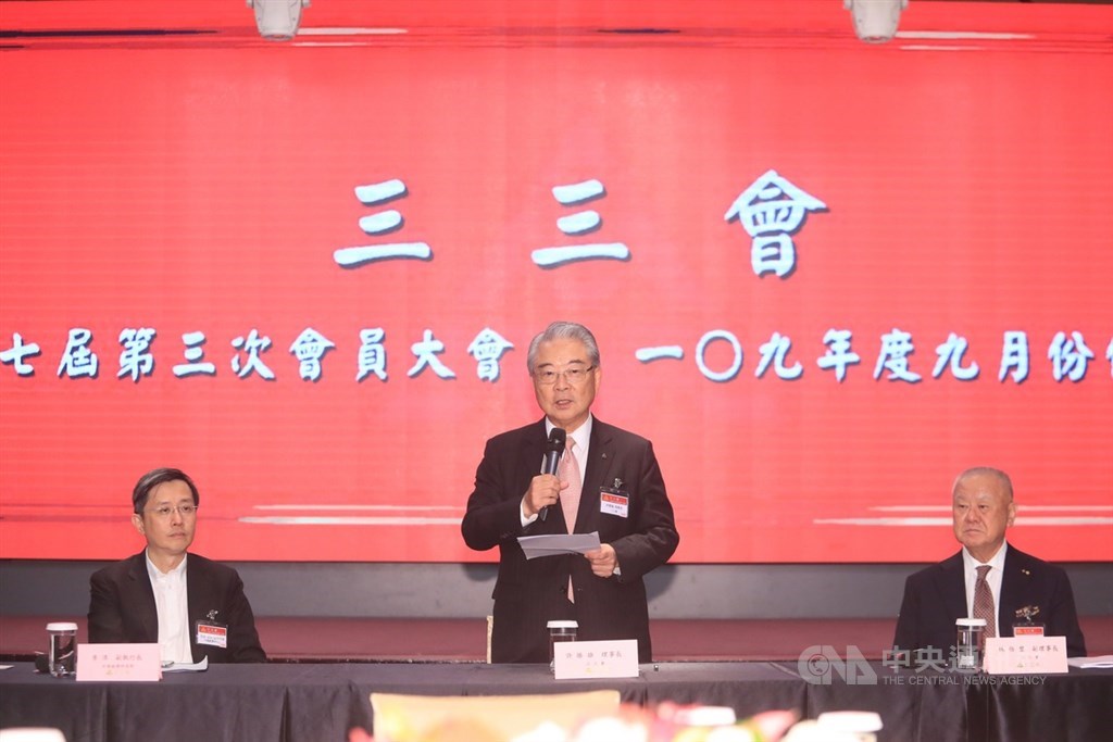 三三會9月份例會16日中午在台北國賓飯店舉辦,三三會理事長許勝雄(中)主持,中華經濟研究院WTO及RTA中心副執行長李淳(左)、三三會副理事長林伯豐(右)出席。中央社記者吳家昇攝 109年9月16日