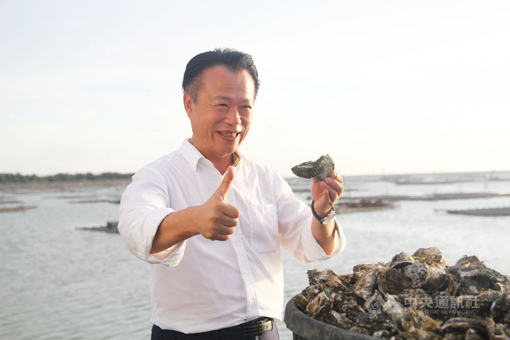 中秋節將至,縣長翁章梁(圖)16日再度當起推銷員直播,推薦中秋烤肉最夯食材「東石蚵」,新鮮、肥美、彈牙、多汁,希望促進牡蠣的銷售量,增加蚵農收入。(嘉義縣政府提供)中央社記者蔡智明傳真 109年9月16日
