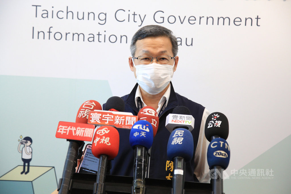 台中市建設局長陳大田(圖)遭爆料駕駛公務車載家人到外縣市,陳大田16日接受採訪時指出,私人行程都是自費油費符合規範,對有心人刻意爆料,且跟監偷拍,已經造成他的家人心生恐懼,將不排除採取法律行動捍衛聲譽。中央社記者郝雪卿攝 109年9月16日