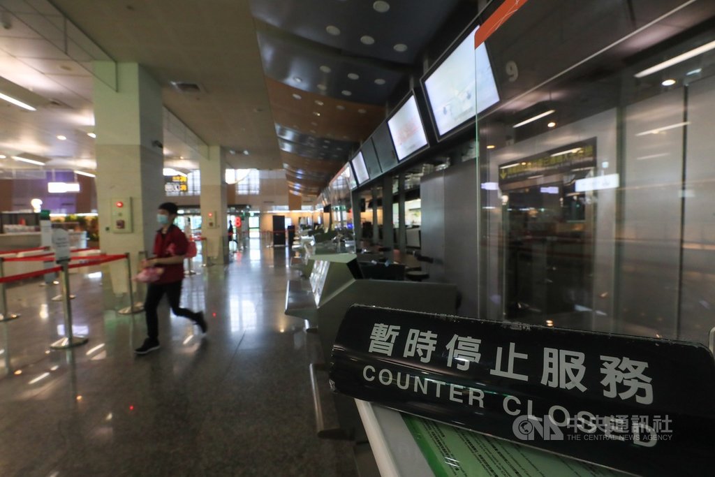 最新減班休息(無薪假)統計出爐,實施家數840家、人數1萬6865人,與上期相比,新增174家、人數新增1566人,勞動部說,主因邊境管制持續,運輸倉儲業等相關產業仍受影響。松山機場國際線櫃檯空無一人。中央社記者吳家昇攝 109年9月16日