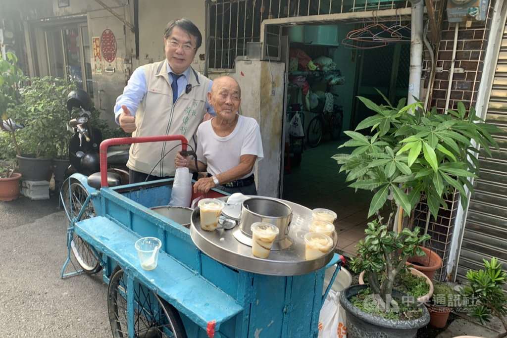 網路傳言台南市永康區1名賣豆花的老翁(右)遭人惡意棄單捉弄,引發關注。台南市長黃偉哲(左)10日前往為豆花伯加油打氣,並包下當天所有豆花,帶回市府當市政會議的點心。(台南市政府提供)中央社記者楊思瑞台南傳真 109年9月16日