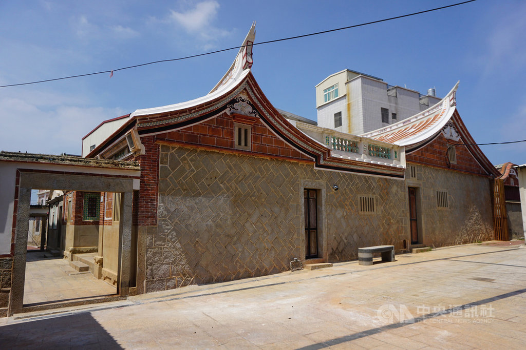 文化部重視金門文化資產保存完善性,同時考量金門地區赴台灣本島參加審查的往返費用與時間便利性,特於今年度第2梯次傳統匠師資格審查增開金門場次。圖為金門當地修復完工的吳心泉宅。中央社記者黃慧敏攝 109年9月16日