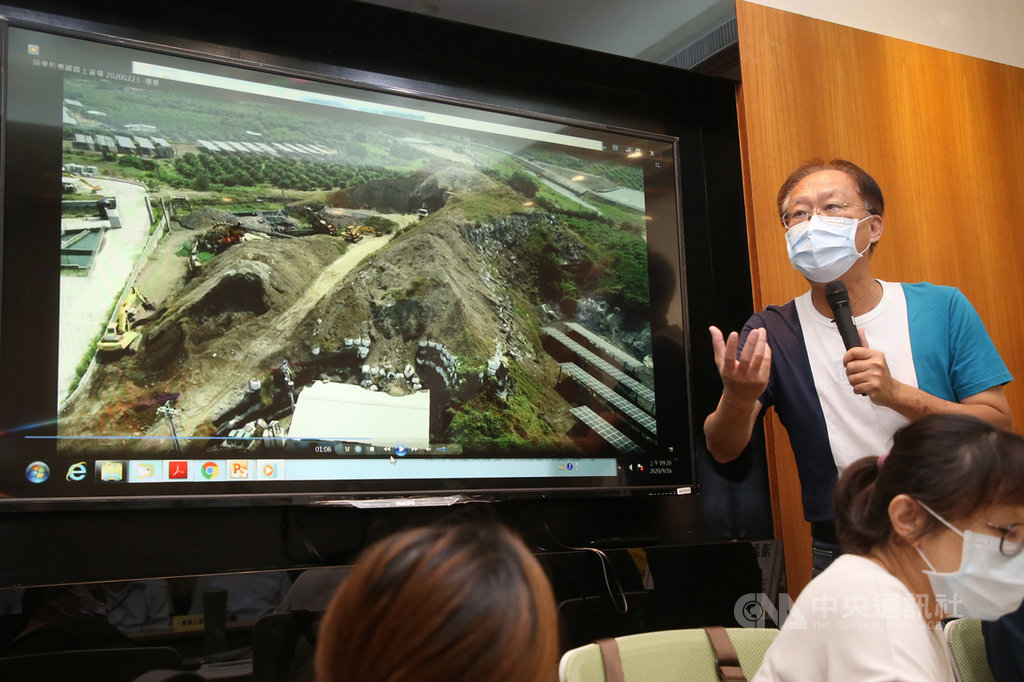「屏東鍇霖案,比學甲爐渣案更嚴重」記者會16日在立法院中興大樓舉辦,台南社大環境行動小組召集人黃煥彰(右)以環景圖說明違法回填廢棄物。中央社記者鄭傑文攝 109年9月16日