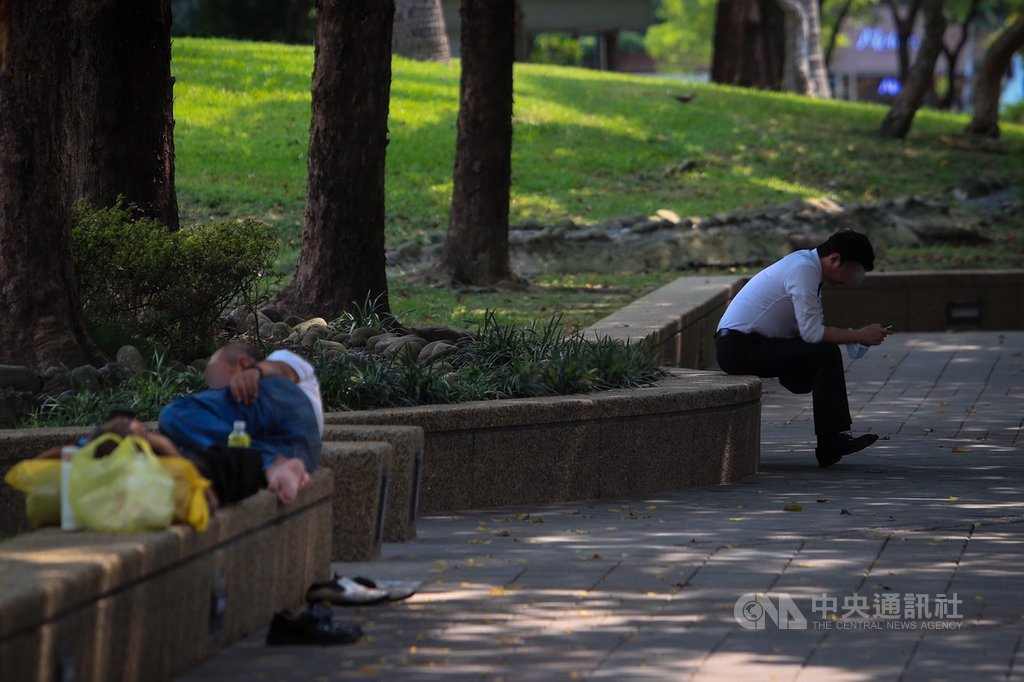 最新減班休息(無薪假)統計出爐,實施家數840家、人數1萬6865人,與上期相比,新增174家、人數新增1566人,勞動部說,主因邊境管制持續,運輸倉儲業等相關產業仍受影響。中央社記者吳家昇攝 109年9月16日