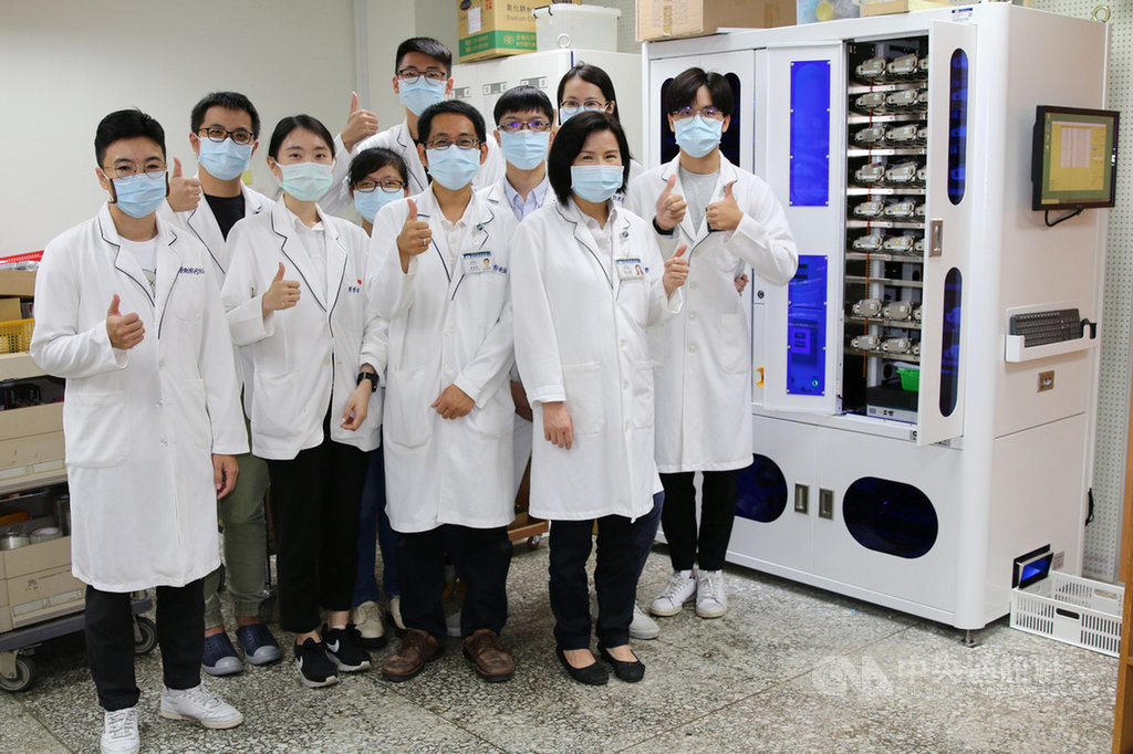 花蓮慈濟醫院引進東台灣第一部全自動針劑包藥機,可自動包出單一劑量注射藥劑,經藥師覆核後,即可隨著藥車送至全院護理站,不但省去藥師調劑作業負荷,還能大幅降低藥師與護理人員給藥錯誤風險。(花蓮慈濟醫院提供)中央社記者張祈傳真 109年9月16日