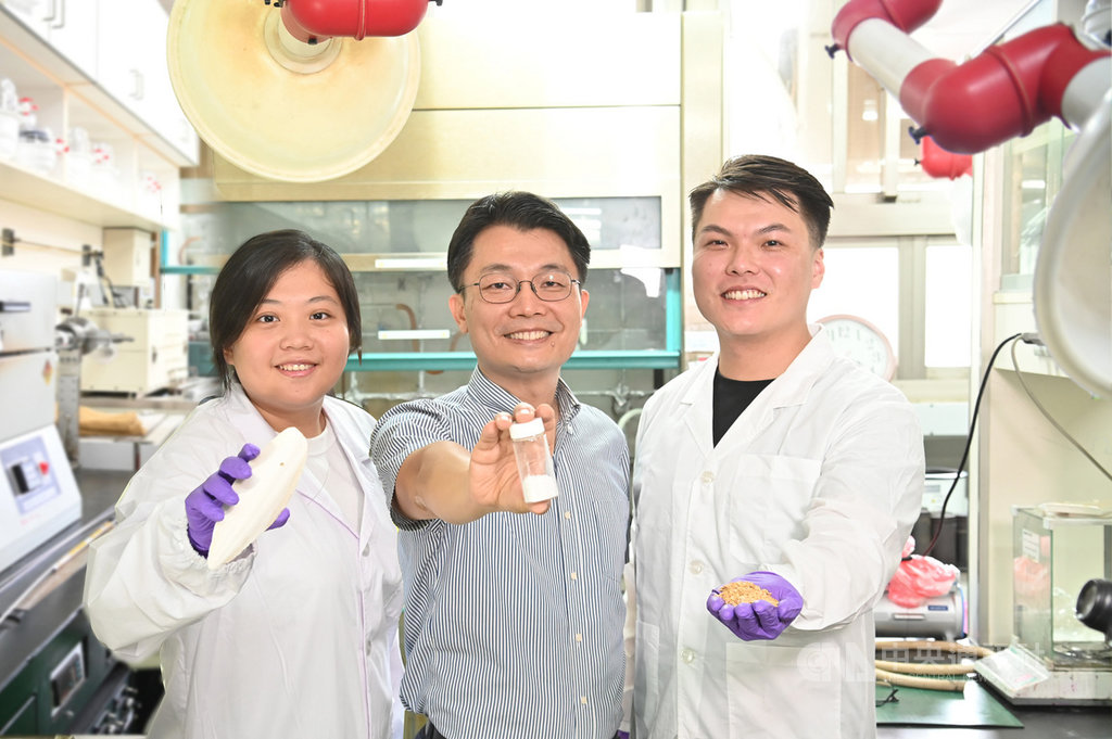 清華大學材料系教授吳志明(中)帶領團隊利用廢稻殼研製新型石英複合材料,並從廢魷魚骨中萃取甲殼素,研發出新型複合壓電材料。(清大提供)中央社記者魯鋼駿傳真 109年9月16日