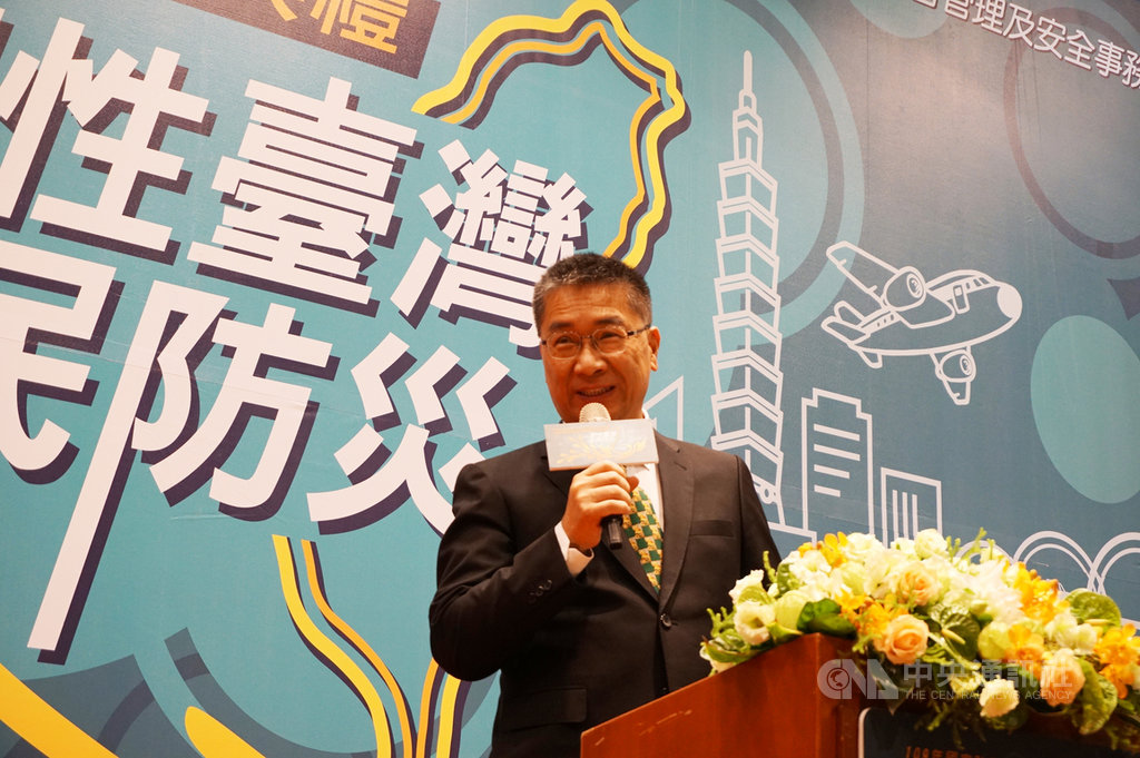 消防署16日舉辦「109年國家防災日防災週啟動儀式暨災害防救深耕績優單位頒獎典禮」活動,內政部長徐國勇出席致詞,呼籲民眾可牢記抗震3步驟,遇地震時應「趴下、掩護、穩住」。中央社記者劉建邦攝 109年9月16日