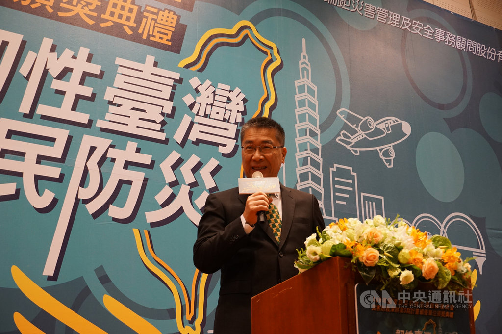 內政部預告修正「市區道路及附屬工程設計標準」部分條文,草案明定人行道原則不設機車停車格等,引發討論。部長徐國勇(圖)16日出席活動受訪表示,草案仍在預告階段,會顧及行人和機車族權益。中央社記者劉建邦攝 109年9月16日