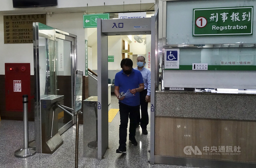 新北市衛生局查獲勤達醫療器材公司以中國製口罩假冒馬來西亞製銷售,檢調16日約談勤達負責人廖庸傑(前)等人到案說明,並移送新北地檢複訊,晚間廖庸傑以新台幣80萬元交保。中央社記者沈佩瑤攝 109年9月16日