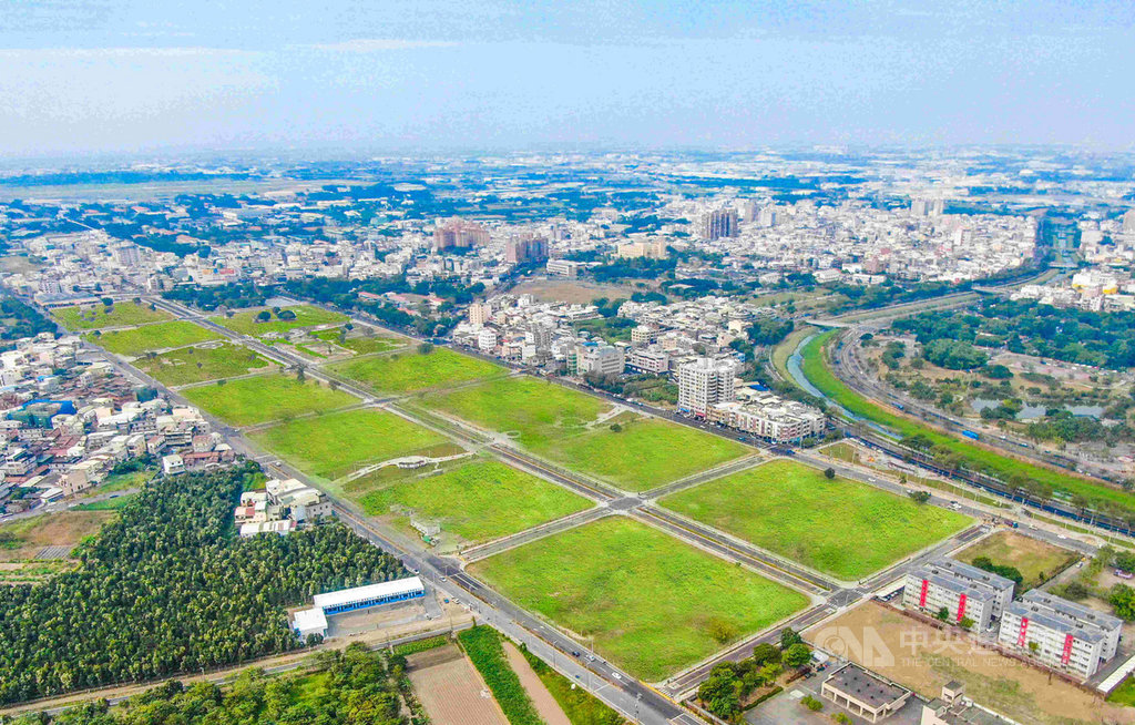 高雄市政府16日辦理第3季開發區土地標售,12標14筆土地被搶標全脫手,其中位於岡山區的87期重劃區土地售價創新高,最後以新台幣5億2168萬元標脫,溢價率56.78%。(高市府提供)中央社記者王淑芬傳真 109年9月16日