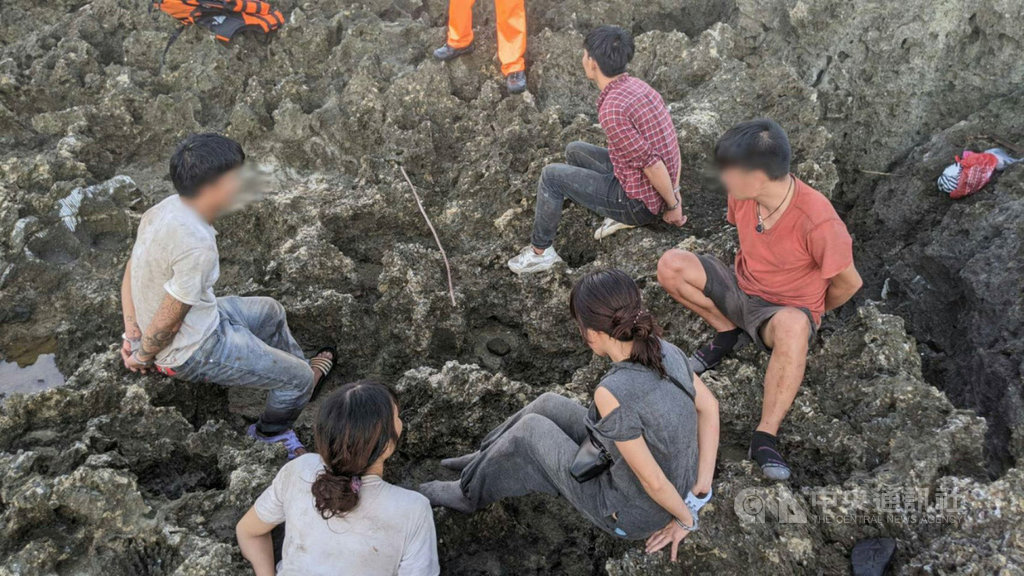 恆春籍漁船「金順滿」號15日凌晨載著30多名越南偷渡客,在墾丁後壁湖外海被海巡署偵獲,並有數人跳海逃逸,海巡及警方16日清晨在墾丁白砂北側碉堡再緝獲5人。(海巡署提供)中央社 109年9月16日