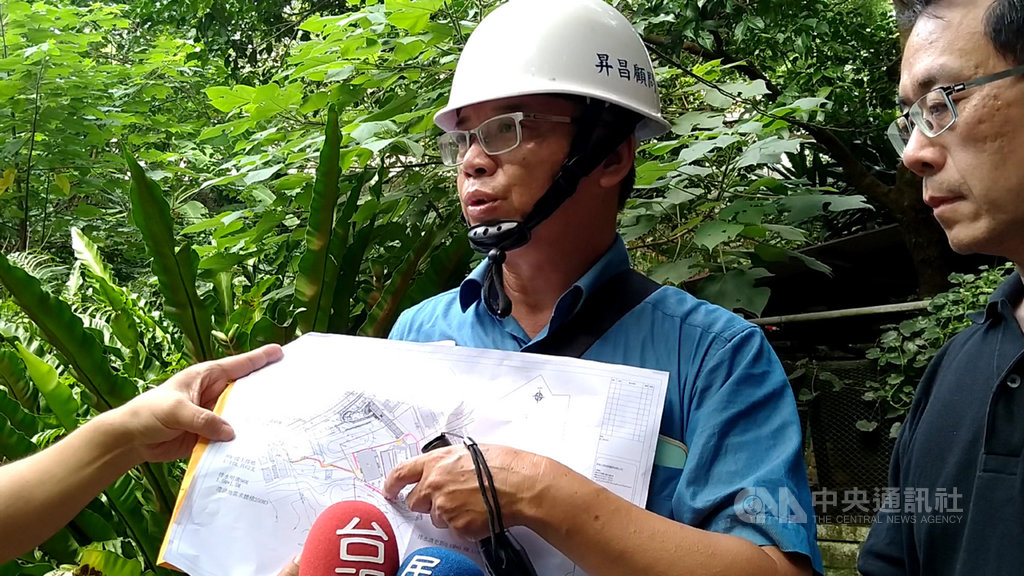 基隆市正濱國小王姓男童15日到資源回收室,因地面塌陷墜落大坑洞,台灣省土木技師公會基隆辦事處長江枝煌(左)和基隆市政府簡任秘書杜國正(右)16日回到現場會勘,說明事故發生原因及後續處理方式。中央社記者王朝鈺攝 109年9月16日