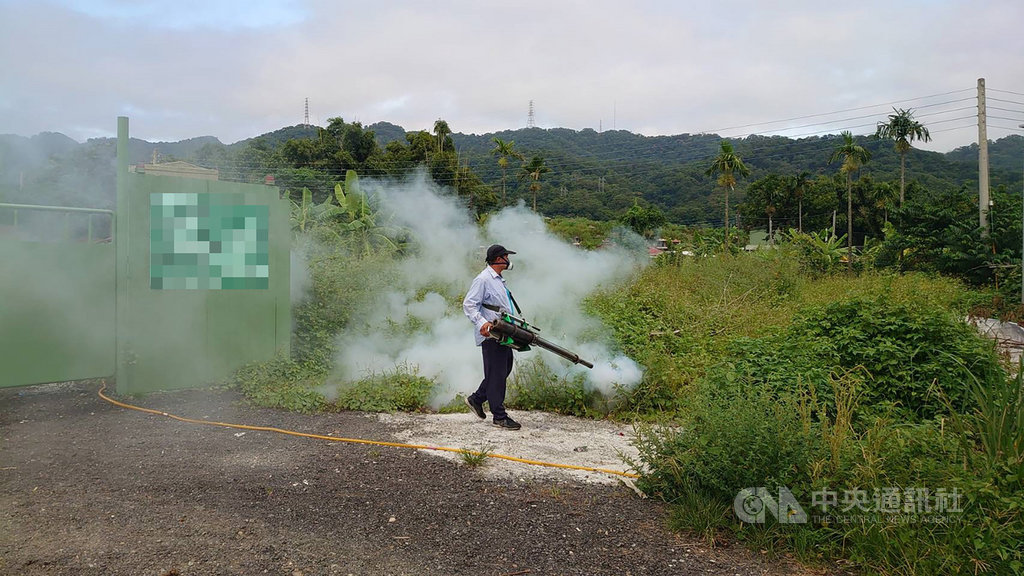 新北市三峽區60多歲男性及30多歲男性確診感染登革熱,兩人為父子,為本土群聚病例,衛生局獲報後已緊急派員赴針對個案住處及周邊環境等進行噴消與孳生源清除作業。(新北市衛生局提供)中央社記者王鴻國傳真 109年9月16日