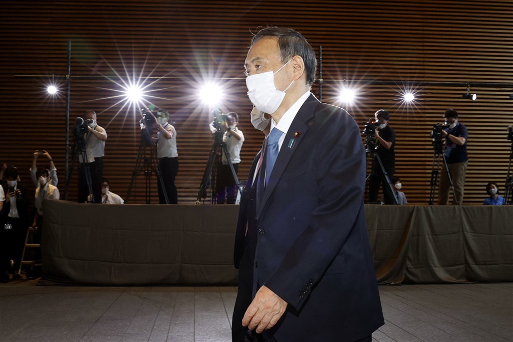 菅義偉16日順利獲臨時國會確認擔任日本首相,但在內政及外交上都有許多難題待解。圖為16日菅義偉在獲選首相後前往首相官邸。(共同社)