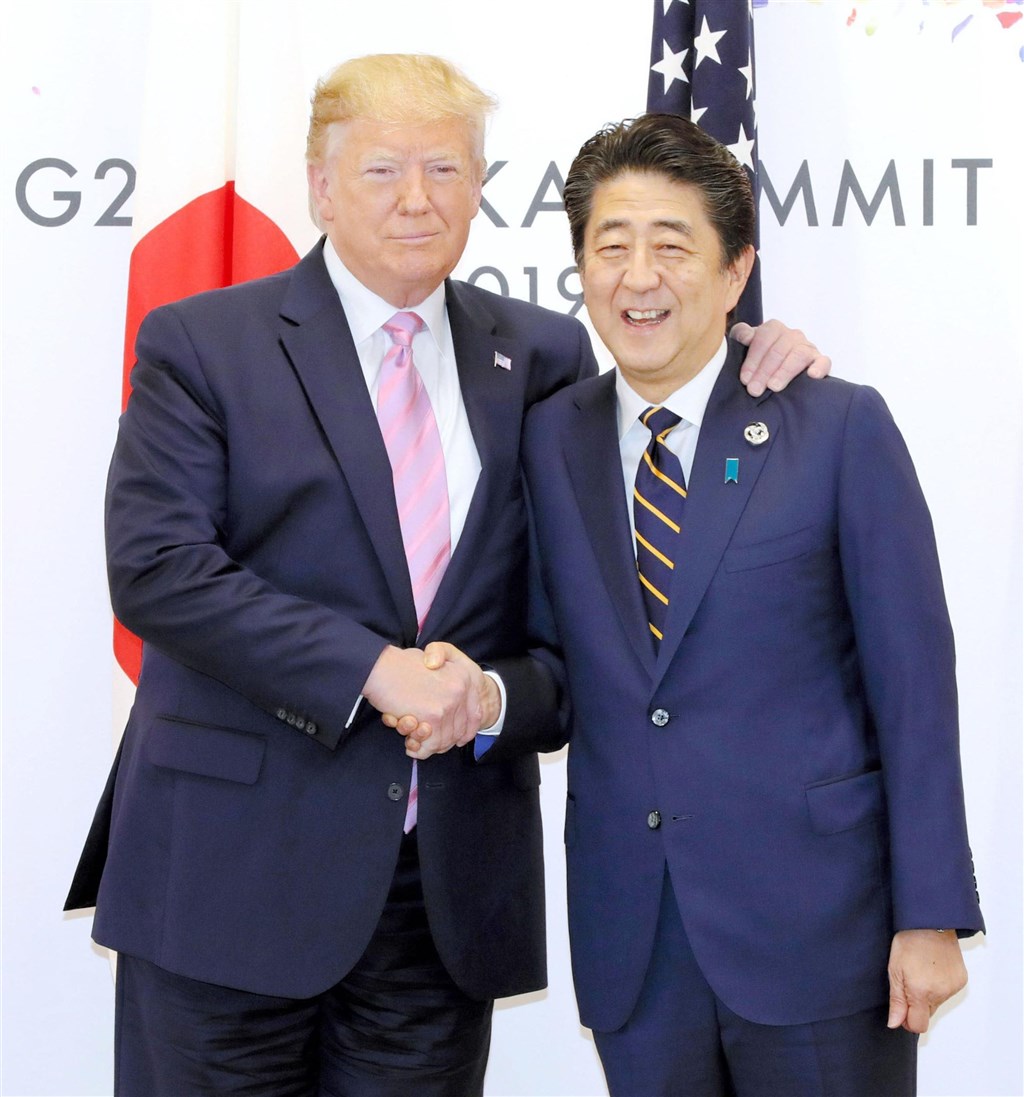 日媒報導,新任首相菅義偉幾乎沒有外交經驗,如果美國總統川普順利連任,不知道能不能像前首相安倍晉三一樣與川普建立良好關係。圖為2019年6月川普(左)與安倍晉三在大阪會面。(共同社)
