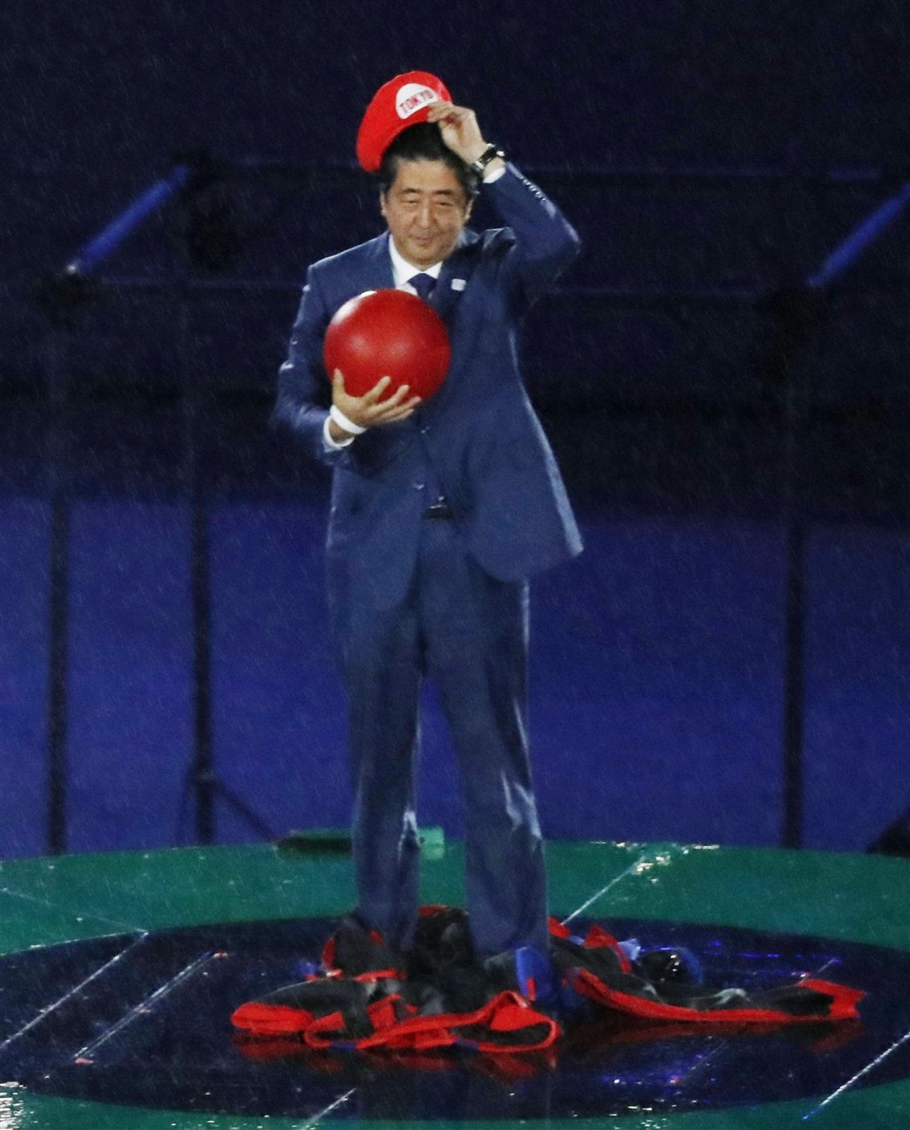 安倍2016年罕見以國家領袖身分裝扮成「超級瑪利歐」,登上里約奧運閉幕式向世界介紹2020東京奧運,卻無緣在任內見證東奧開幕。(檔案照片/共同社)
