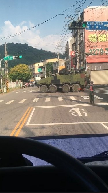 網路流傳一部影片,內容為國軍官兵疑不熟悉雲豹八輪甲車,在路口多次倒車、無法成功轉彎。陸軍16日表示,主因為機件故障。(圖取自報廢公社粉絲頁facebook.com)