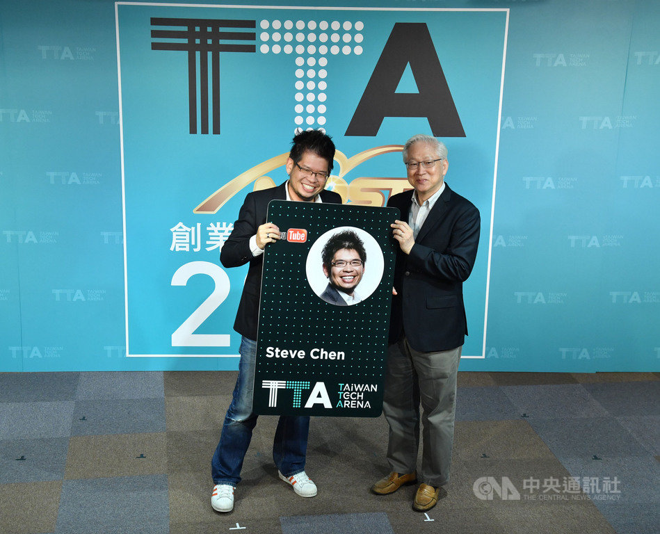科技部「2020創業家投資人進駐TTA」記者會16日在台北小巨蛋台灣科技新創基地(TTA)舉行,科技部長吳政忠(右)頒發TTA黑卡給YouTube共同創辦人陳士駿(Steve Chen)(左)。中央社記者王飛華攝 109年9月16日