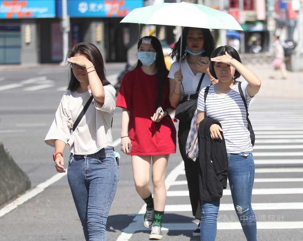 氣象局表示,16日各地區最高氣溫升至36度以上,為「秋老虎」的天氣型態。(中央社檔案照片)