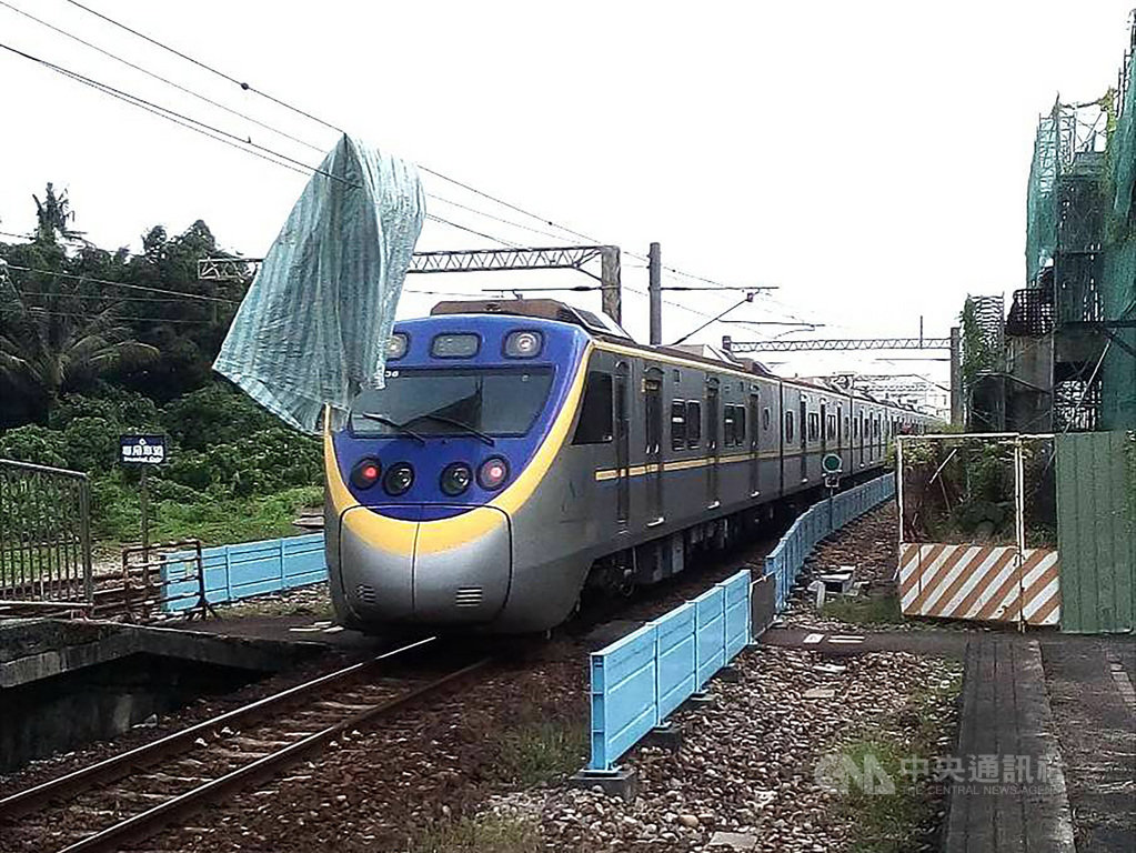台鐵3188次列車17日上午行經九曲堂到鳳山間西正線時,因電車線上有掛有大面帆布,導致列車無法前進,列車只得退回九曲堂改行東正線。台鐵派員處理後,中午已將狀況排除。(民眾提供)中央社記者王淑芬傳真 109年9月17日