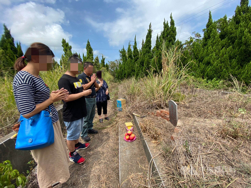 桃園林姓女子於民國96年失蹤後,家屬不斷求神尋找下落。基隆警方近來偵辦一起無名屍後根據相關線索,發現林女就是當年在苗栗被發現的無名屍,已於15日為這具無名屍正名,也讓死者家屬了卻心事。(基隆警方提供)中央社記者沈如峰基隆傳真 109年9月17日