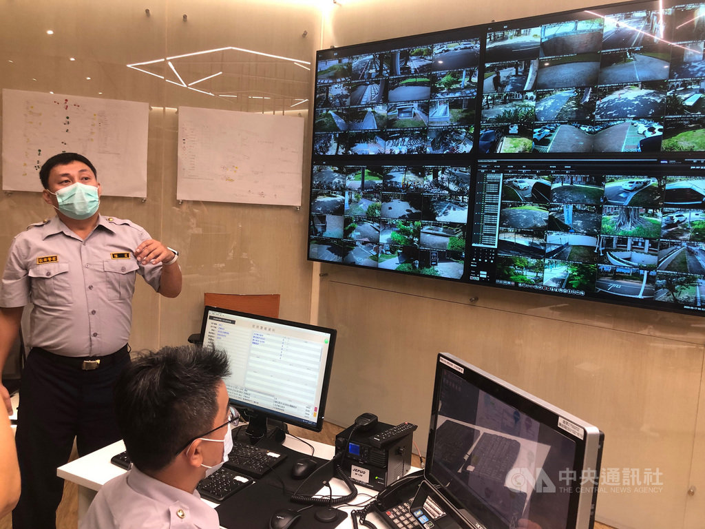 成功大學17日宣布啟用校園安全作業中心,將人工智慧(AI)導入校安運作,讓校警能更快速抵達事故現場。中央社記者張榮祥台南攝 109年9月17日