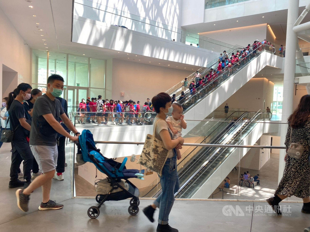 台南市美術館一年多來進館人數逾195萬人次,館方預估中秋連假前後可突破200萬人次,已備妥價值新台幣6萬元好禮來歡迎第200萬名進館遊客。(台南市美術館提供)中央社記者張榮祥台南傳真 109年9月17日
