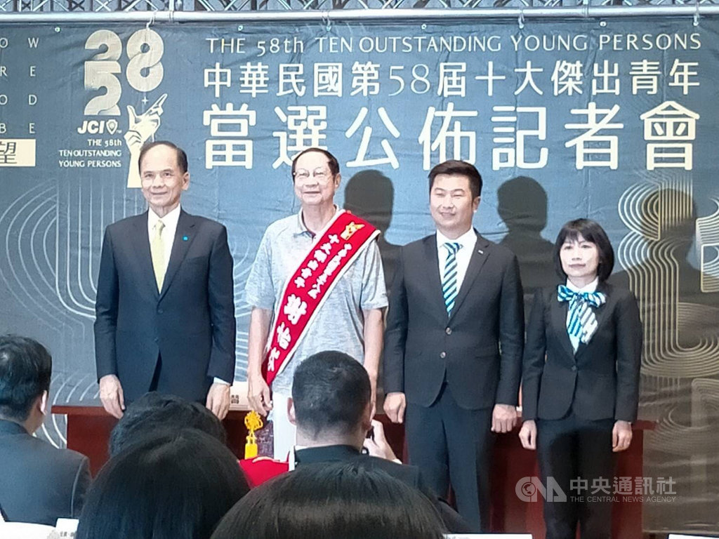 國際青年商會中華民國總會17日在立法院舉行記者會,公布第58屆十大傑出青年當選名單,藝人謝怡芬(Janet)獲得華裔青年特別獎,由爸爸謝慶輝(左2)代為接受表揚。圖左為立法院長游錫堃。(動能意像提供)中央社記者葉冠吟傳真 109年9月17日