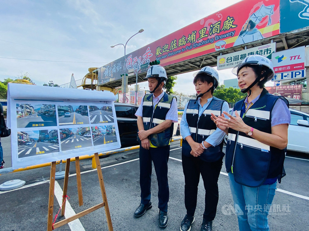 南投縣埔里鎮公所進行道路改善工程,行政院中部聯合服務中心執行長蔡培慧(中)、埔里鎮長廖志城(左)等人17日從埔里酒廠前出發,實地踏勘改善工程品質。(埔里鎮公所提供)中央社記者蕭博陽南投縣傳真 109年9月17日