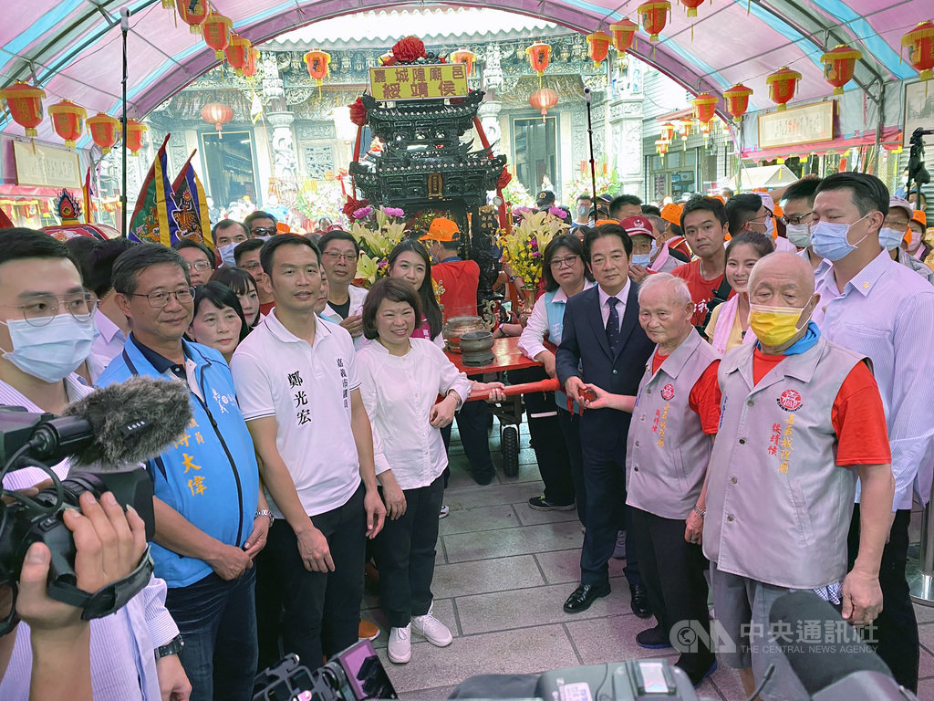 副總統賴清德(前右3著西裝者)17日赴嘉義,參與嘉義市城隍廟「城隍夜巡、夯枷解厄」活動,也向城隍爺祈求保佑台灣風調雨順、國泰民安。前左4為嘉義市長黃敏惠。中央社記者姜宜菁攝 109年9月17日