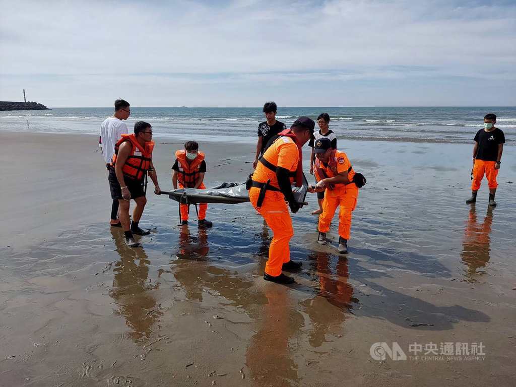 台中市大甲區松柏漁港北堤沙灘16日發生一名女子溺水意外,但當天搜救並未發現女子身影。空勤總隊直升機17日下午發現女子遺體,經海巡人員協助將遺體抬至岸邊,後續交由警方處理。(海巡署提供)中央社記者蘇木春傳真 109年9月17日