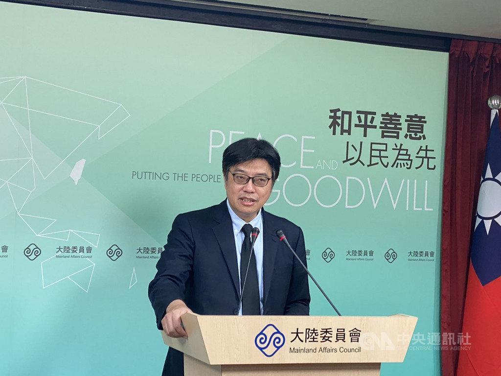 大陸委員會17日舉行例行記者會,針對香港保安局長李家超要求台灣送返外傳逃亡來台的5名港人,發言人邱垂正證實有收到港方的查詢,會在了解後做處理。中央社記者賴言曦攝 109年9月17日