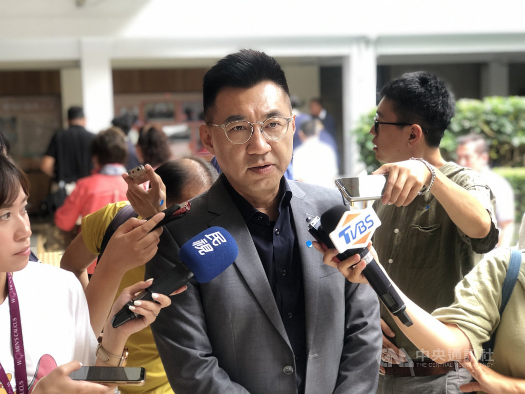 國民黨主席江啟臣(中)17日呼籲蔡政府跟外交部,應清楚告訴民眾台美交往互動的實際內容跟目的。中央社記者王承中攝 109年9月17日