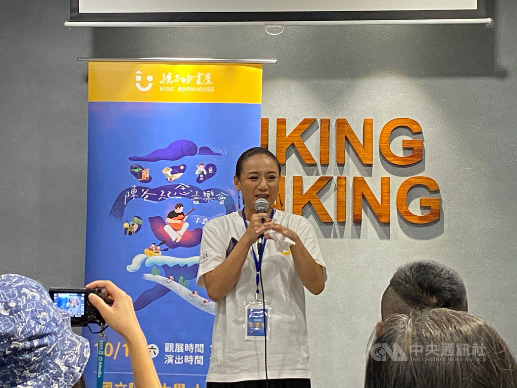 台東「孩子的書屋」將於10月17日舉辦「愛無所畏陳爸紀念音樂會」,感念去年逝世的創辦人「陳爸」陳俊朗,歌手高蕾雅(圖)17日出席宣傳記者會,談及陳俊朗忍不住激動情緒,她哽咽表示,當時跟陳俊朗一見面,就感覺他像家人一樣。中央社記者陳秉弘攝 109年9月17日