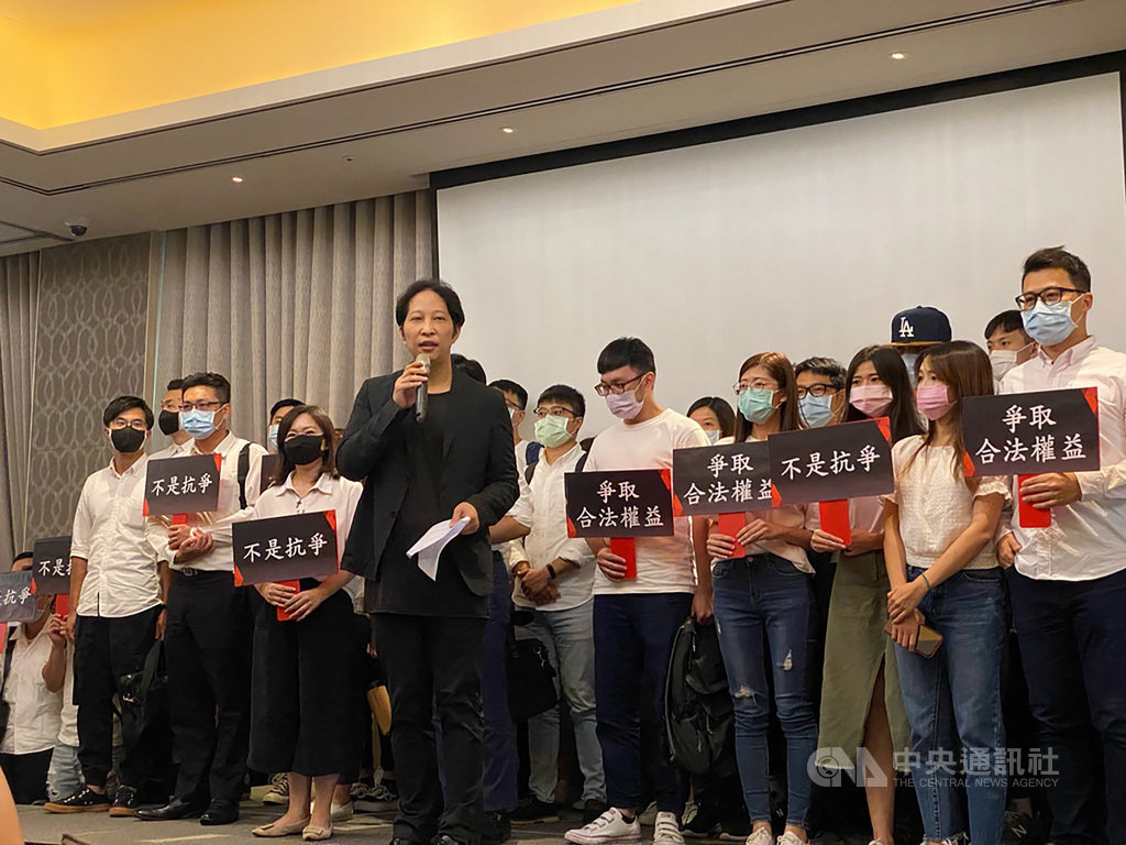 街口支付推動託付寶槓上金管會,17日街口舉行記者會,由街口支付執行長胡亦嘉(前排黑衣者)帶領員工喊話,爭取合法權益。中央社記者吳家豪攝 109年9月17日