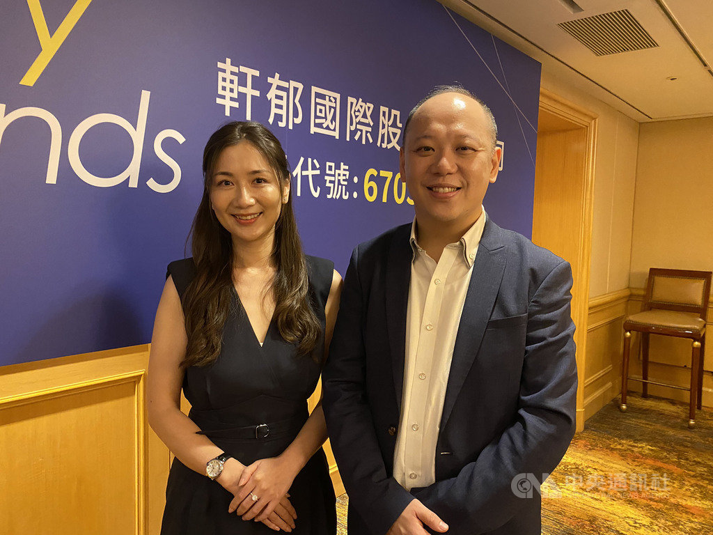 美妝快時尚品牌軒郁國際董事長胡蕙郁(左)表示,軒郁追求創新獨特性,開發首款耳掛式面膜及市場上第一片黑面膜。(圖:左起董事長胡蕙郁、總經理楊尚軒)中央社記者韓婷婷攝 109年9月17日