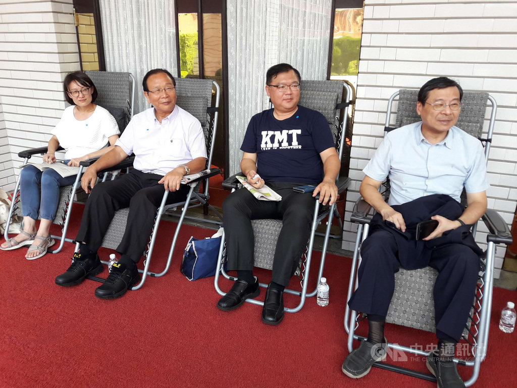 立法院新會期18日將開議,國民黨團擬提案要求院會作成決議,請總統蔡英文針對開放美豬進口美牛,至立法院進行國情報告。18日下午開始已有國民黨立委曾銘宗(右1)、林德福(左2)、李德維(右2)、吳怡玎(左1)等人到議場大門排隊,輪流排班,準備18日早上7時議場開門後送提案。中央社記者范正祥攝 109年9月17日