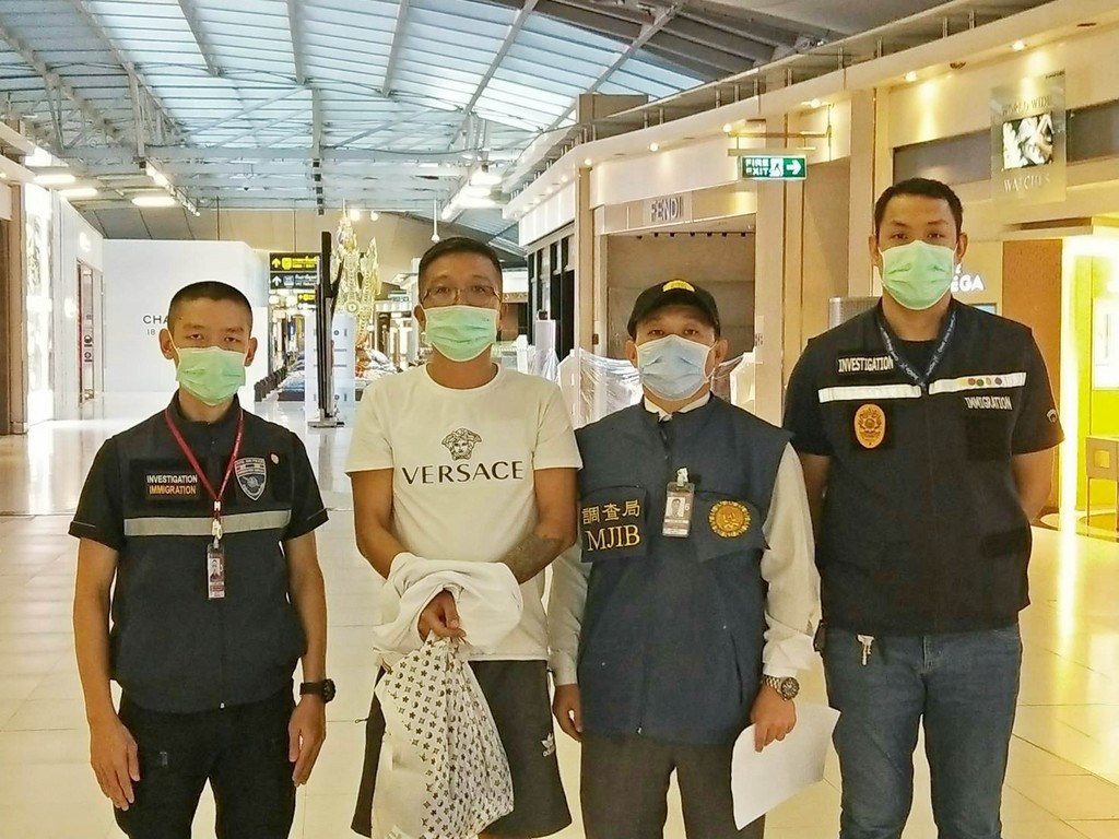 非法吸金超過新台幣130億元的鼎立集團總裁秦庠鈺(左一)潛逃泰國,持假護照被判刑,109年7月泰王生日大赦因此在9月15日出獄,17日遭遣返回台歸案。(泰國警方提供)中央社記者呂欣憓曼谷傳真 109年9月17日