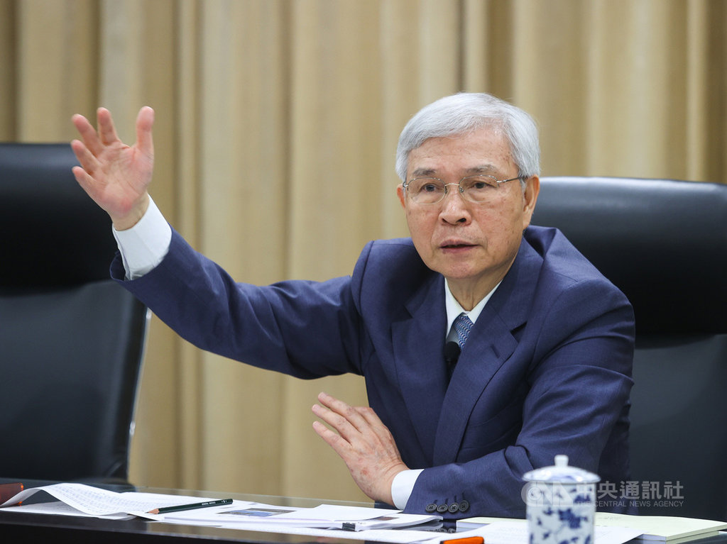 近期國際黃金價格漲勢強勁,不過中央銀行總裁楊金龍17日在記者會中特別提醒,如果是從長期投資觀點,「投資黃金不見得是最好選擇」。中央社記者謝佳璋攝 109年9月17日